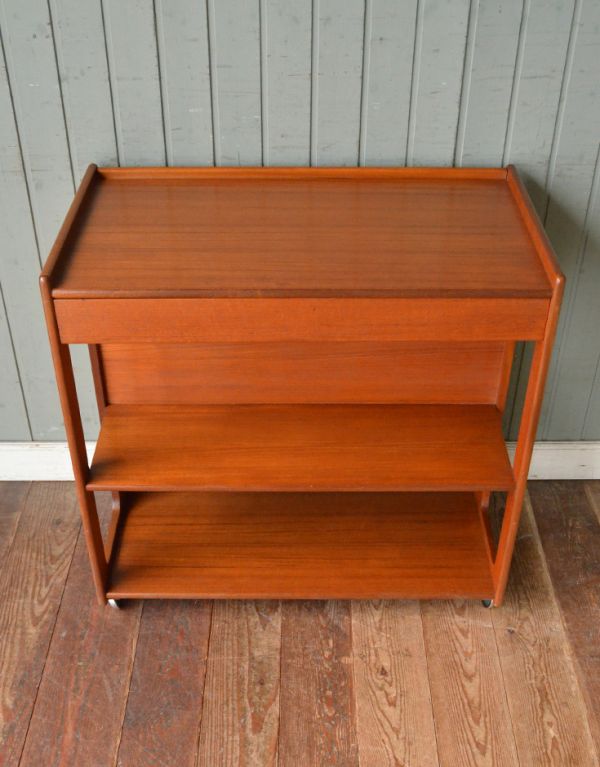 アンティークのキャビネット アンティーク家具 マッキントッシュのヴィンテージ家具、たっぷり収納付きのワゴン。オープン棚にもしっかりと収納できます。(x-626-f)