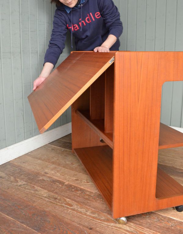 アンティークのキャビネット アンティーク家具 マッキントッシュのヴィンテージ家具、たっぷり収納付きのワゴン。垂れ下がっている天板を起こすと、収納があります。(x-626-f)