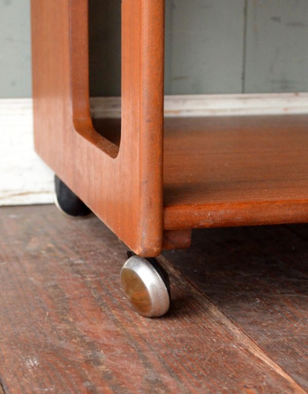 アンティークのキャビネット アンティーク家具 マッキントッシュのヴィンテージ家具、たっぷり収納付きのワゴン。きちんと調整したので、新しいものと比べるとスムーズではありませんが、ちゃんと動きます。(x-626-f)