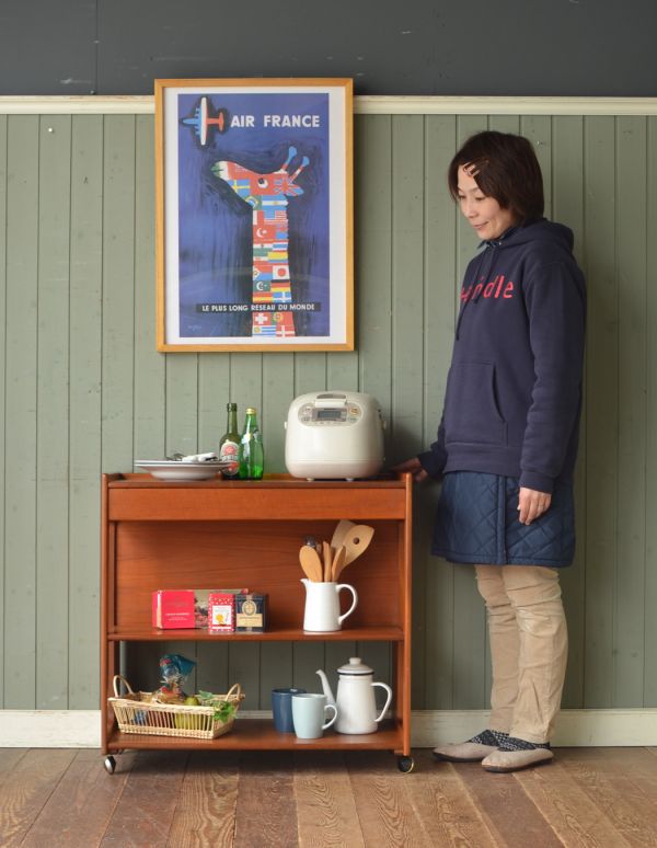 アンティークのキャビネット アンティーク家具 マッキントッシュのヴィンテージ家具、たっぷり収納付きのワゴン。コロコロ転がせば移動も楽チン!オシャレで、使いやすいので毎日使いたくなります。(x-626-f)