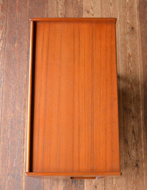 アンティークのキャビネット アンティーク家具 マッキントッシュのヴィンテージ家具、たっぷり収納付きのワゴン。天板もキレイに仕上げました。(x-626-f)