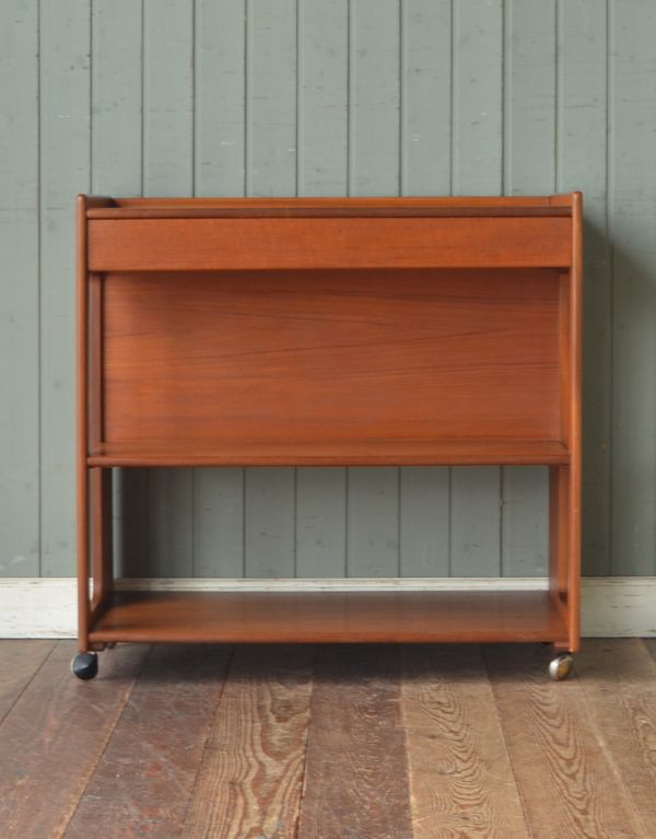 アンティークのキャビネット アンティーク家具 マッキントッシュのヴィンテージ家具、たっぷり収納付きのワゴン。キチンとメンテナンスをしているので、キレイな状態です。(x-626-f)