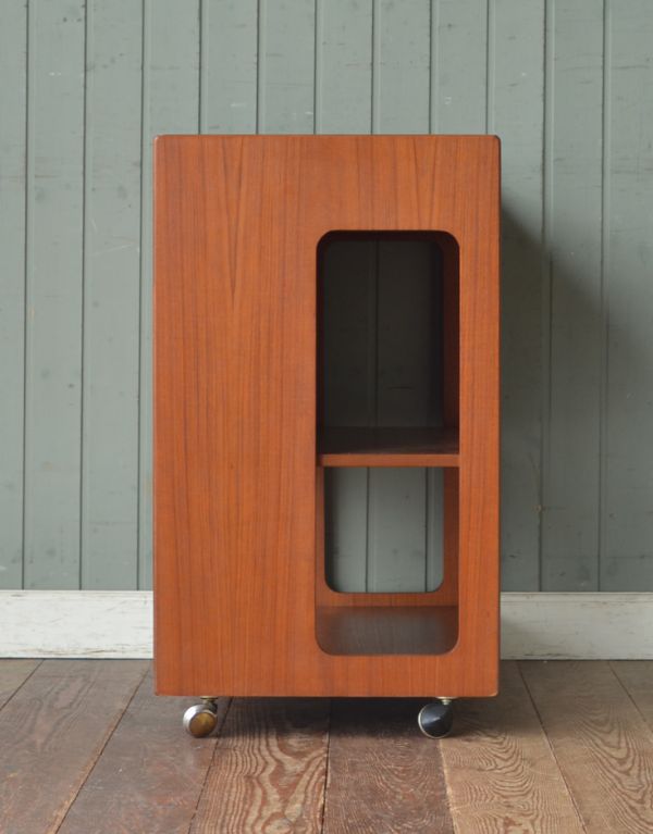 アンティークのキャビネット アンティーク家具 マッキントッシュのヴィンテージ家具、たっぷり収納付きのワゴン。サイドから見てもキレイな状態です。(x-626-f)