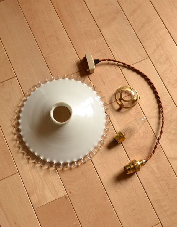 照明・ライティング 縁どりがクリアなフレンチレース、アンティークシェード ペンダントライト(コード・シャンデリア電球・ギャラリーA付き)。ガラスシェード、コード、電球1個、を全てセットでお届けするので、届いてすぐに取り付けられます。(x-627-z)