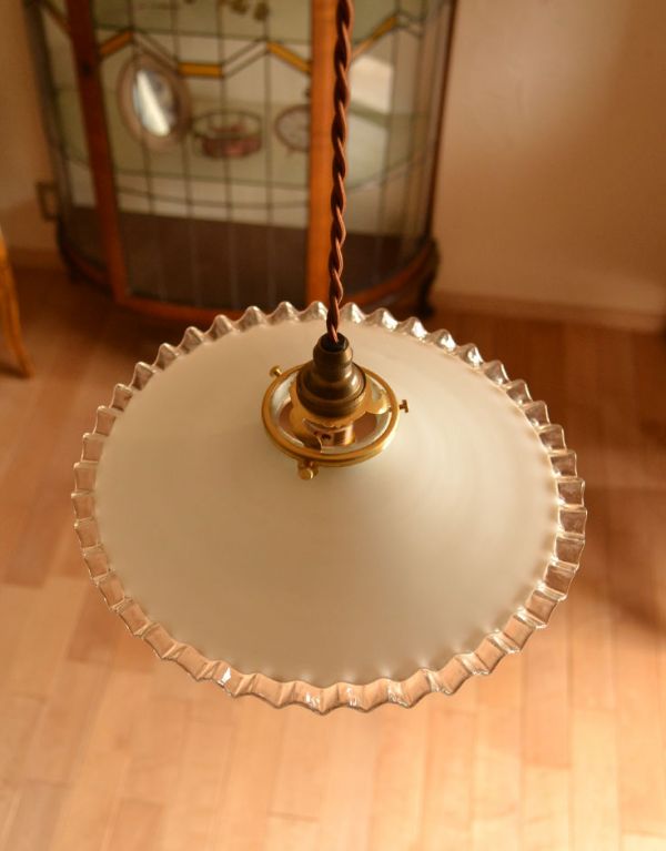 照明・ライティング 縁どりがクリアなフレンチレース、アンティークシェード ペンダントライト(コード・シャンデリア電球・ギャラリーA付き)。【 シェードのサイズ 】直径25.5×高さ6cm(シェード)コードは50、80cm以外にも、ご希望の長さで加工してお届けします。(x-627-z)