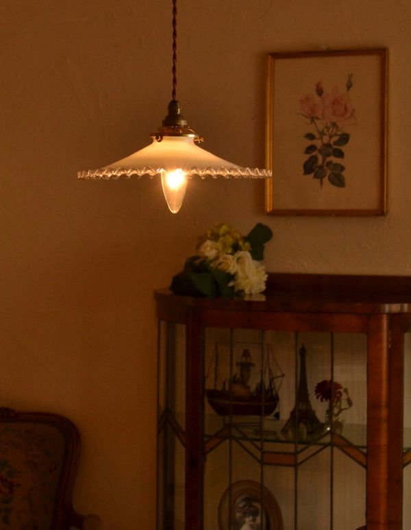 照明・ライティング 縁どりがクリアなフレンチレース、アンティークシェード ペンダントライト(コード・シャンデリア電球・ギャラリーA付き)。縁がクリアガラスになっているので、光が当たるとキラキラきれいです。(x-627-z)