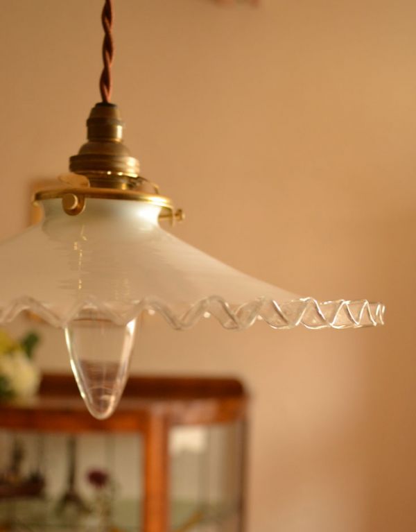 照明・ライティング 縁どりがクリアなフレンチレース、アンティークシェード ペンダントライト(コード・シャンデリア電球・ギャラリーA付き)。シェードは、アンティークのため、誤差があったり、キズ、汚れが入っている場合もあります。(x-627-z)