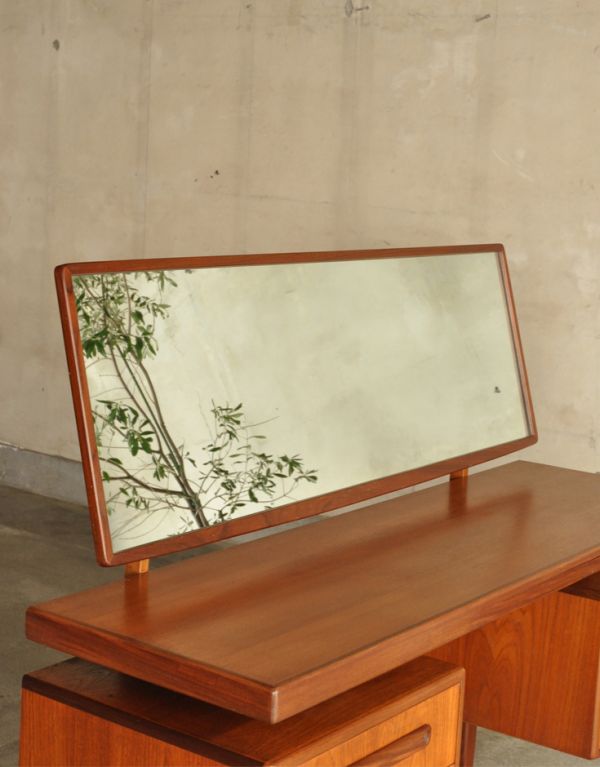 アンティーク家具　ハイセンスなビンテージ家具、北欧スタイルのドレッサー（G-plan）。ミラーは簡単に動かせます。(x-628-f)