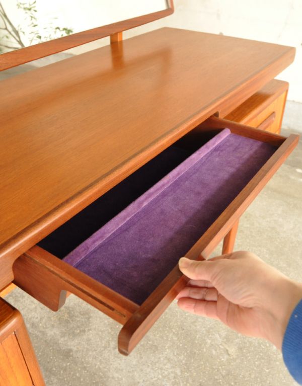 アンティーク家具　ハイセンスなビンテージ家具、北欧スタイルのドレッサー（G-plan）。天板のすぐ下にはなんと引き出しが。(x-628-f)