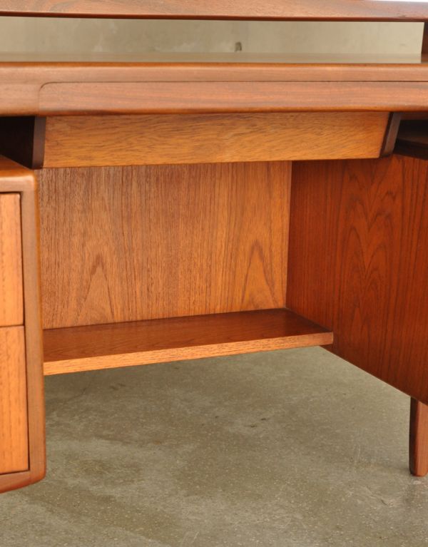 アンティーク家具　ハイセンスなビンテージ家具、北欧スタイルのドレッサー（G-plan）。イスをしまえる中央の奥にはちょっとした収納スペースがあります。(x-628-f)