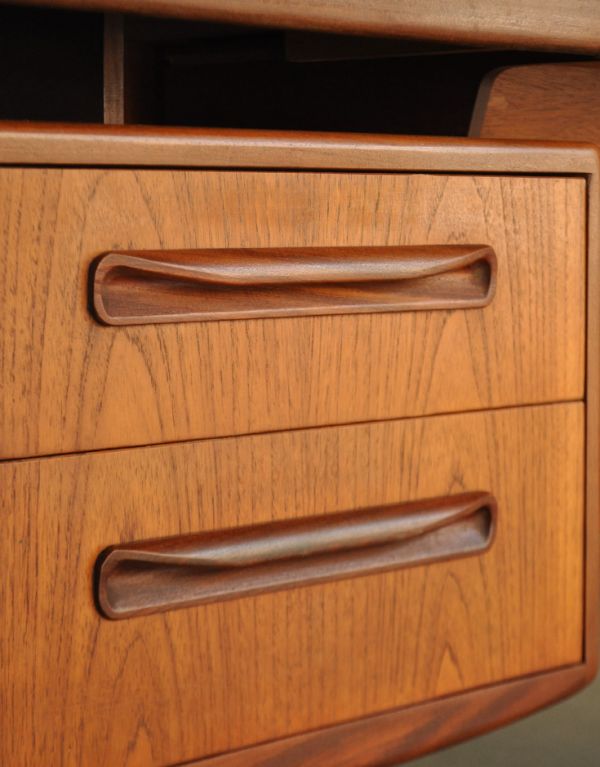 アンティーク家具　ハイセンスなビンテージ家具、北欧スタイルのドレッサー（G-plan）。G-planのフレスコシリーズの特徴がこの巻貝のような取っ手。(x-628-f)