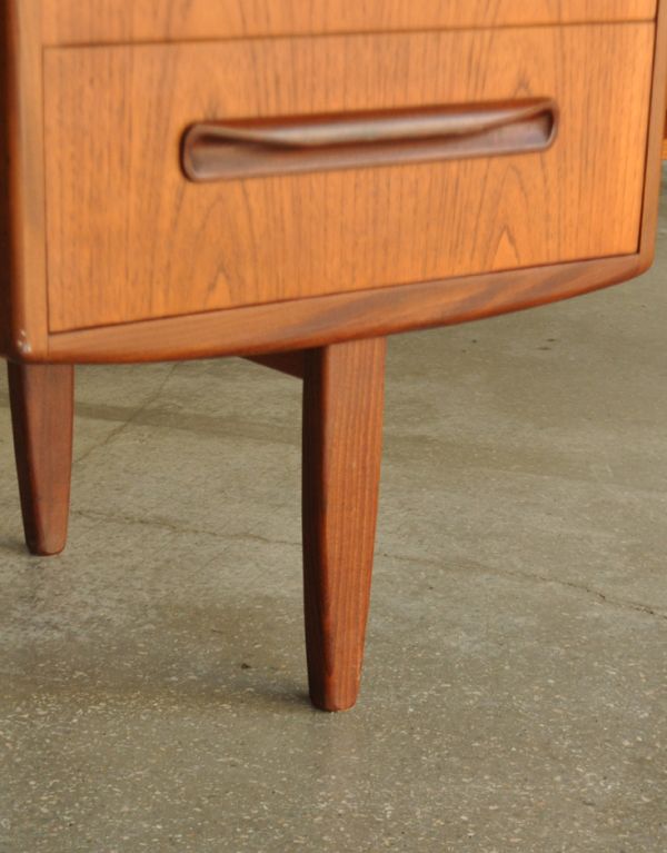 アンティーク家具　ハイセンスなビンテージ家具、北欧スタイルのドレッサー（G-plan）。脚はすっきりしたデザインです。(x-628-f)