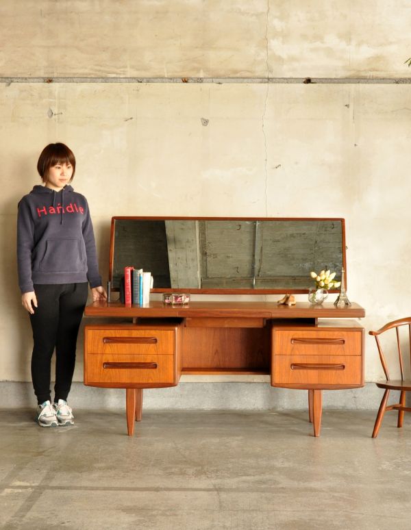 アンティーク家具　ハイセンスなビンテージ家具、北欧スタイルのドレッサー（G-plan）。大きなミラーが特徴のアンティークドレッサー。(x-628-f)