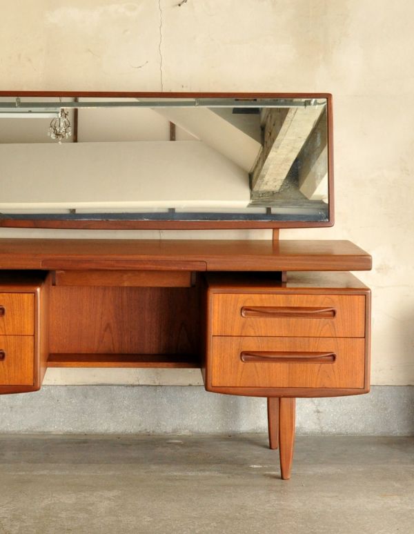 アンティーク家具　ハイセンスなビンテージ家具、北欧スタイルのドレッサー（G-plan）。ドレッサーとしてだけでなく、パソコンなどを置いてちょっとした作業スペースにもなります。(x-628-f)