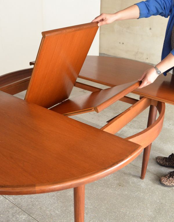 アンティーク家具 G-planのヴィンテージ家具、フレスコシリーズのダイニングテーブル。中にたたまれている天板を引き出すだけです。(x-630-f)