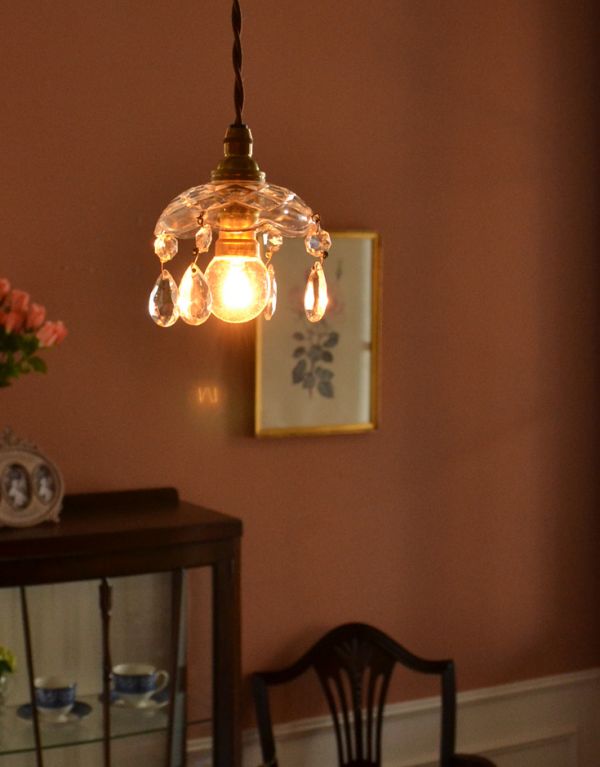 アンティークの照明 照明・ライティング フランスアンティーク、ガラスドロッププチシャンデリア(器具セット付き)。あかりが灯るととても綺麗に輝き、お部屋がポッとあたたかくなります。(x-630-z)