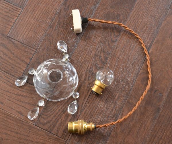 アンティークの照明 照明・ライティング フランスアンティーク、ガラスドロッププチシャンデリア(器具セット付き)。ガラスシェード、コード、電球1個、を全てセットでお届けするので、届いてすぐに取り付けられます。(x-630-z)