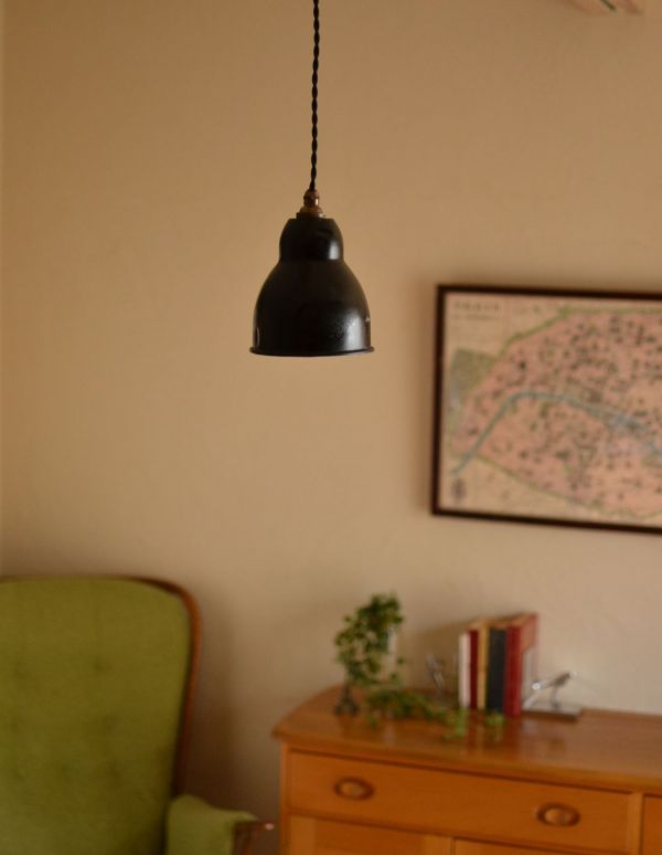ペンダントライト　照明・ライティング　フランスの北欧ランプシェード、アンティークエナメルランプ（ブラックコード・シャンデリア球付き）。インダストリアルな雰囲気が好きな方にもオススメのブラックのエナメルランプです。(x-631-z)