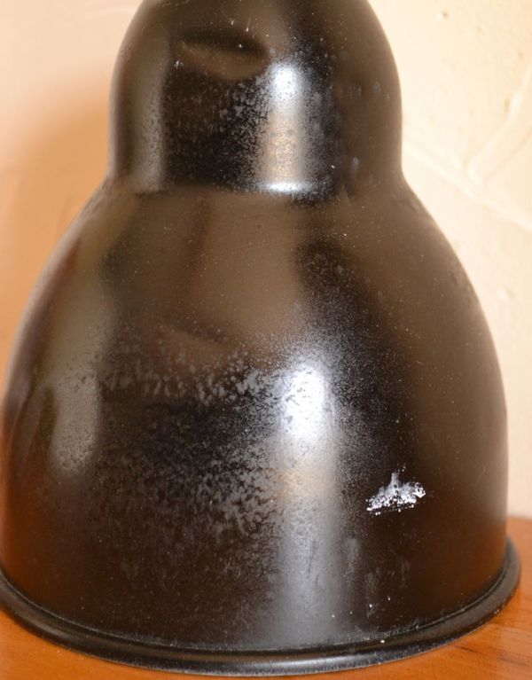 ペンダントライト　照明・ライティング　フランスの北欧ランプシェード、アンティークエナメルランプ（ブラックコード・シャンデリア球付き）。シェードは、アンティークのため、色むらがあったり、キズ、汚れが入っている場合もあります。(x-631-z)