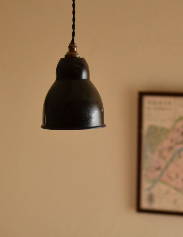ペンダントライト　照明・ライティング　フランスの北欧ランプシェード、アンティークエナメルランプ（ブラックコード・シャンデリア球付き）。【 シェード 】直径13.5×高さ14.5cmコードは50、80cm以外にも、ご希望の長さで加工してお届けします。(x-631-z)