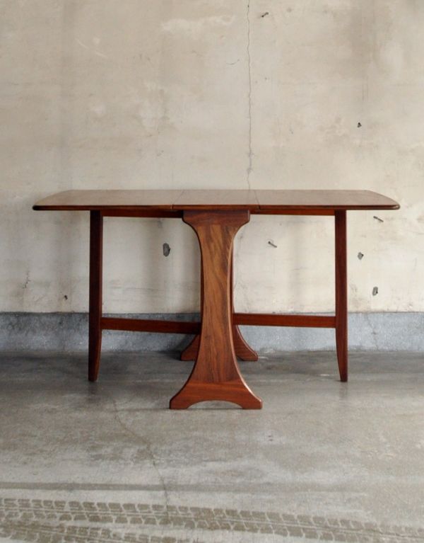 アンティークのテーブル　アンティーク家具　カッコいい北欧テイストのビンテージG-planダイニングテーブル（伸張式）。脚のデザインがスタイリッシュでかっこいい！人気の北欧インテリアやシンプルモダンのお部屋にもピッタリですよ。(x-632-f)