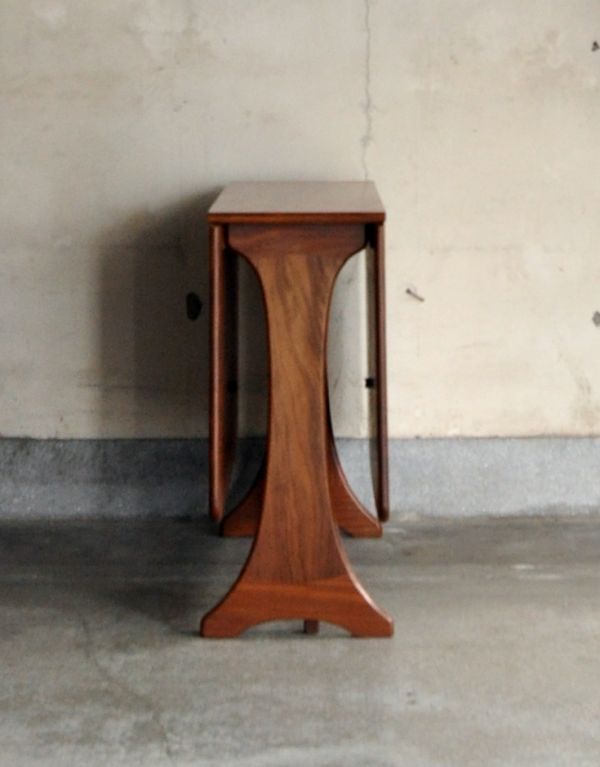 アンティークのテーブル　アンティーク家具　カッコいい北欧テイストのビンテージG-planダイニングテーブル（伸張式）。閉じて見ると、こんなにスッキリしています！【 閉じた状態 】（↑写真の状態）幅33.5×奥行91.5×高さ72.5cm。(x-632-f)