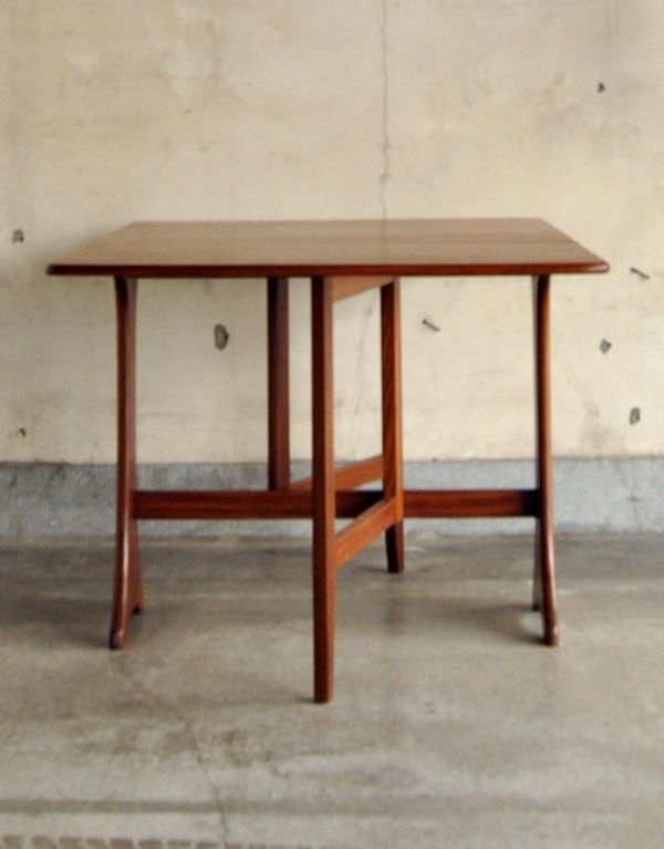 アンティークのテーブル　アンティーク家具　カッコいい北欧テイストのビンテージG-planダイニングテーブル（伸張式）。もちろん常に広げたままの状態でもお使い頂けます。(x-632-f)