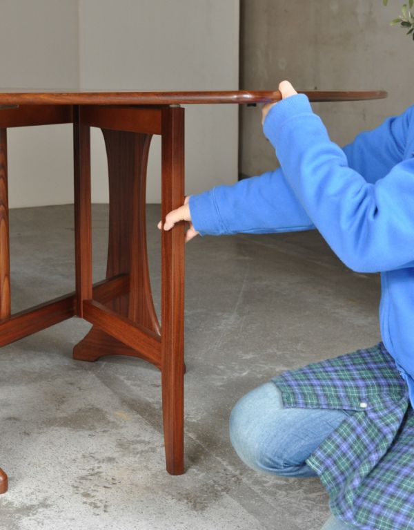 アンティークのテーブル　アンティーク家具　カッコいい北欧テイストのビンテージG-planダイニングテーブル（伸張式）。脚を引っ張り出すだけなので、組み立ても簡単！女性の力で大丈夫です。(x-632-f)