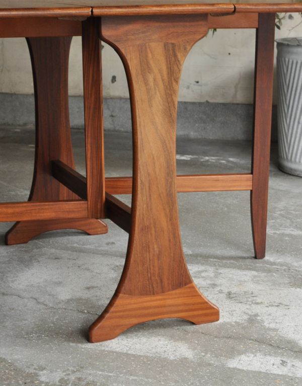 アンティークのテーブル　アンティーク家具　カッコいい北欧テイストのビンテージG-planダイニングテーブル（伸張式）。脚はすらっとシンプルなデザインです。(x-632-f)