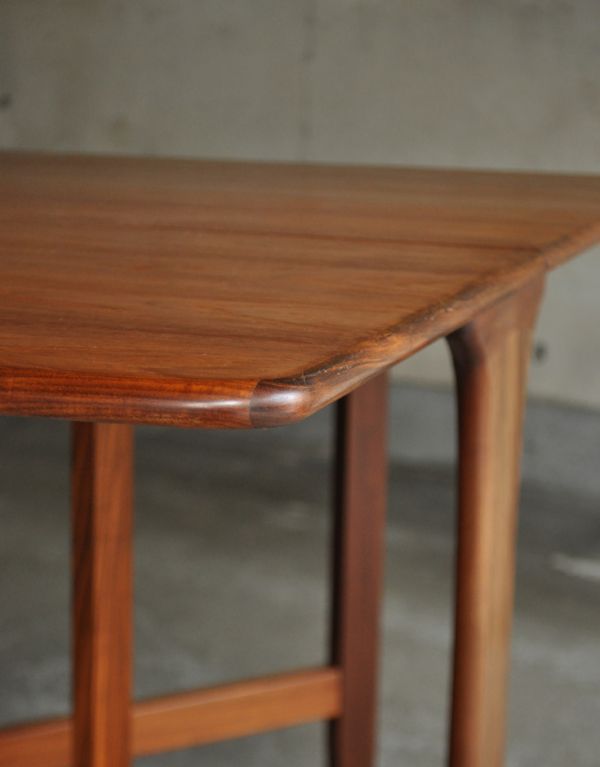 アンティークのテーブル　アンティーク家具　カッコいい北欧テイストのビンテージG-planダイニングテーブル（伸張式）。角が丸いので小さなお子様がいるお家でも安心してお使いいただけます。(x-632-f)