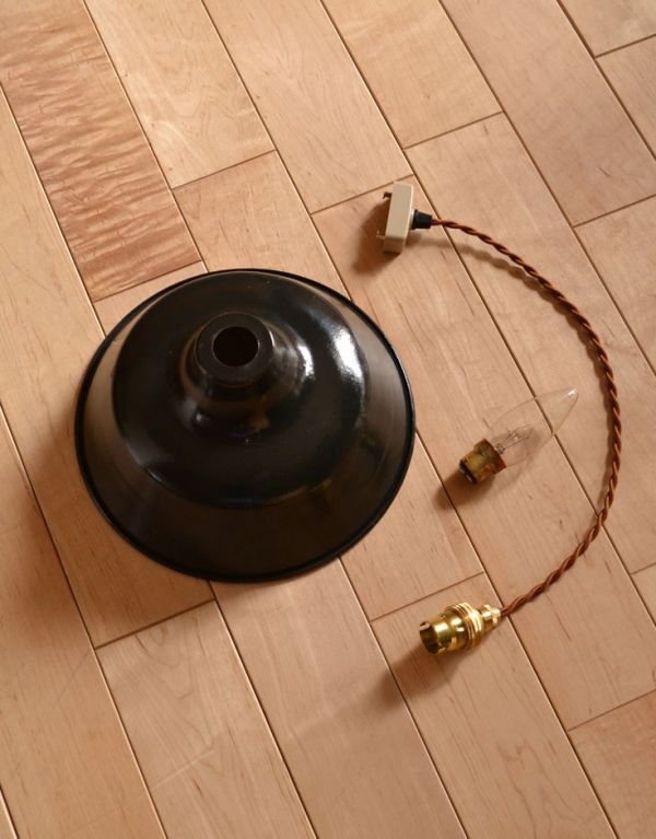 ペンダントライト 照明・ライティング フランスアンティークのエナメルランプシェード(コード・シャンデリア球付き)。シェード、コード、電球1個、を全てセットでお届けするので、届いてすぐに取り付けられます。(x-632-z)