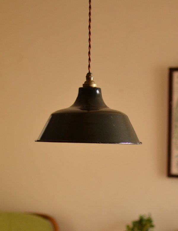 ペンダントライト 照明・ライティング フランスアンティークのエナメルランプシェード(コード・シャンデリア球付き)。【 シェード 】直径24.5×高さ12.5cmコードは50、80cm以外にも、ご希望の長さで加工してお届けします。(x-632-z)
