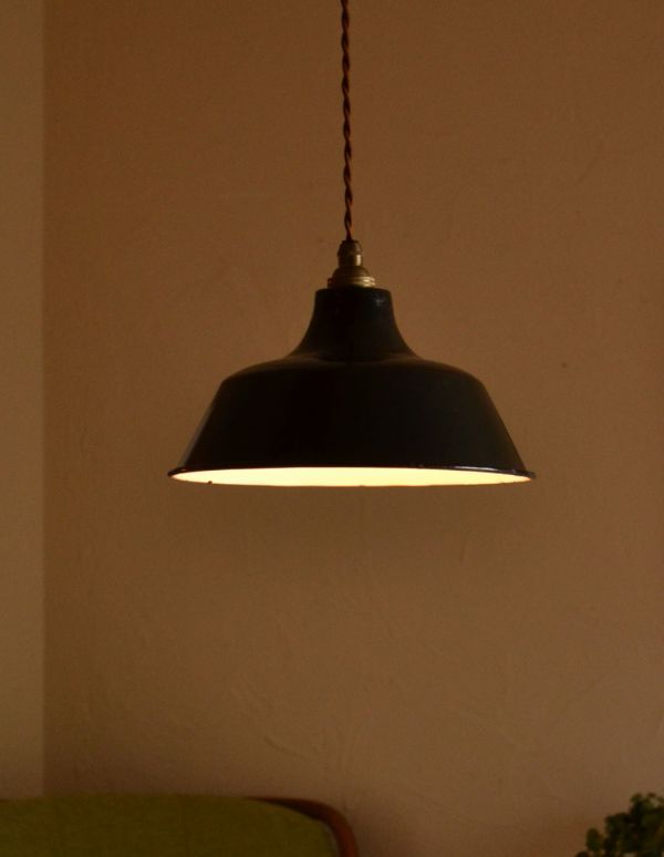 ペンダントライト 照明・ライティング フランスアンティークのエナメルランプシェード(コード・シャンデリア球付き)。テーブルをあたたかい明かりが優しく照らしてくれます。(x-632-z)