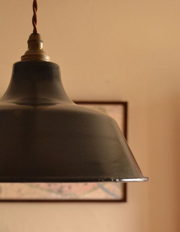 ペンダントライト 照明・ライティング フランスアンティークのエナメルランプシェード(コード・シャンデリア球付き)。インダストリアルな雰囲気が好きな方にもオススメのブラックのエナメルランプです。(x-632-z)