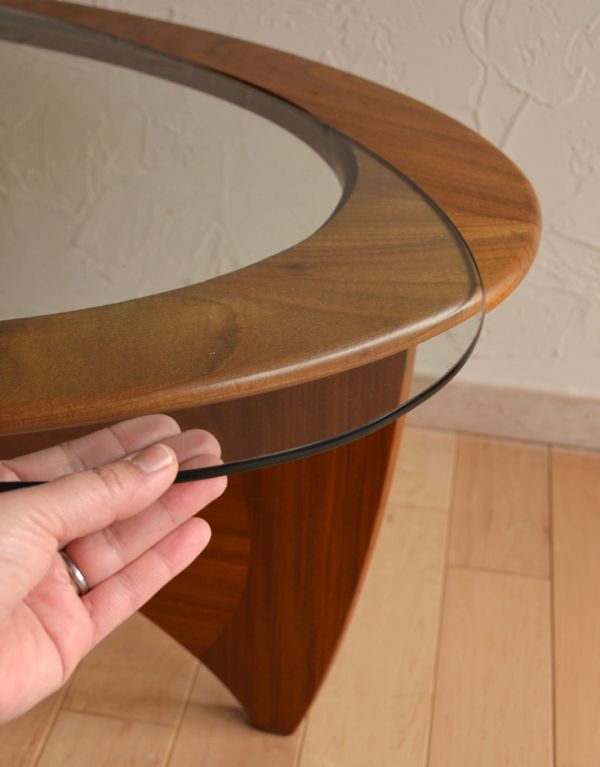 北欧ビンテージスタイル アンティーク家具 ヴィンテージの北欧インテリア、Gプランのセンターテーブル。ガラス部分は取り外しできるようになっているので、模様替えやお手入れの際も嬉しいですよね。(x-633-f)