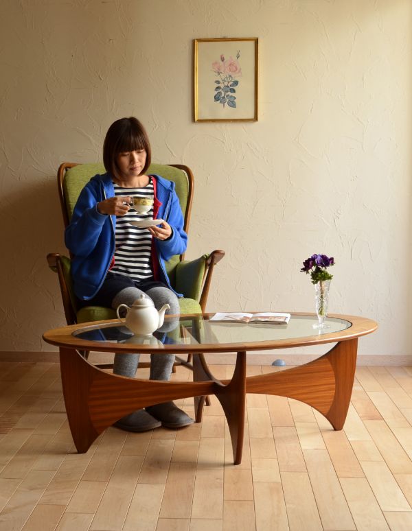 北欧ビンテージスタイル アンティーク家具 ヴィンテージの北欧インテリア、Gプランのセンターテーブル。天板が広いので、ゆったりとお使い頂けます。(x-633-f)