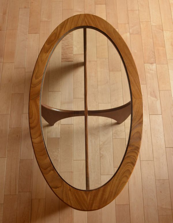 北欧ビンテージスタイル アンティーク家具 ヴィンテージの北欧インテリア、Gプランのセンターテーブル。楕円形の天板です。(x-633-f)