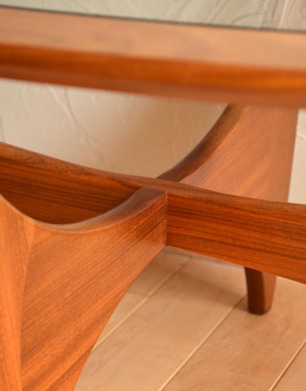 北欧ビンテージスタイル アンティーク家具 ヴィンテージの北欧インテリア、Gプランのセンターテーブル。クロスになった脚元には、文庫本などが置いておけるのでとっても便利。(x-633-f)