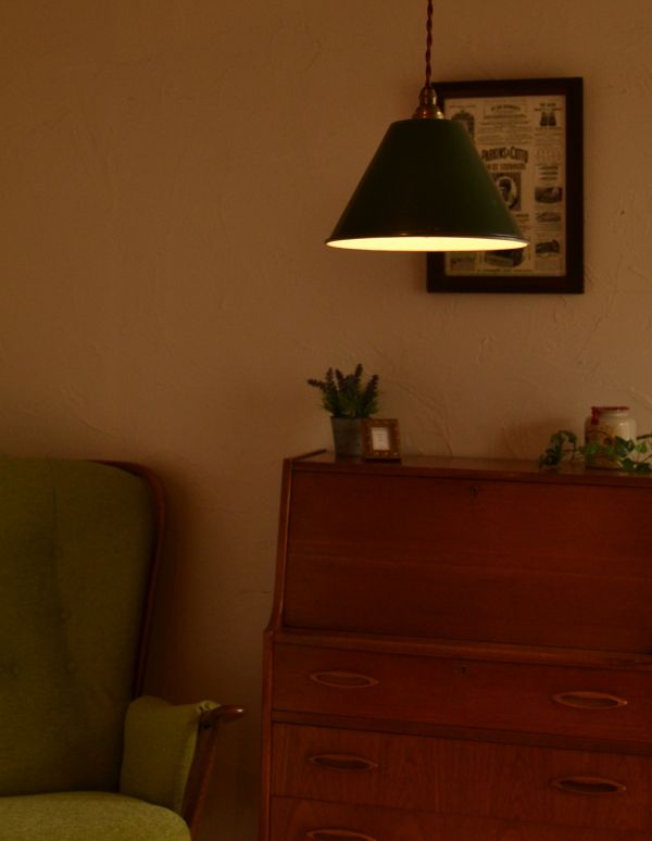 ペンダントライト 照明・ライティング フランスアンティークのエナメルランプシェード(コード・シャンデリア球・ギャラリーなし)。テーブルをあたたかい明かりが優しく照らしてくれます。(x-633-z)