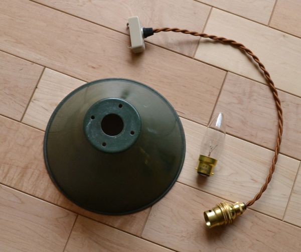 ペンダントライト 照明・ライティング フランスアンティークのエナメルランプシェード(コード・シャンデリア球・ギャラリーなし)。シェード、コード、電球1個、を全てセットでお届けするので、届いてすぐに取り付けられます。(x-633-z)