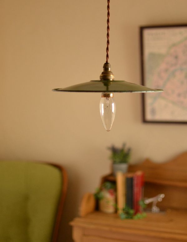 ペンダントライト 照明・ライティング フランスアンティークのエナメルランプシェード(コード・シャンデリア球付き)。【 シェード 】直径24×高さ2.3cmコードは50、80cm以外にも、ご希望の長さで加工してお届けします。(x-634-z)