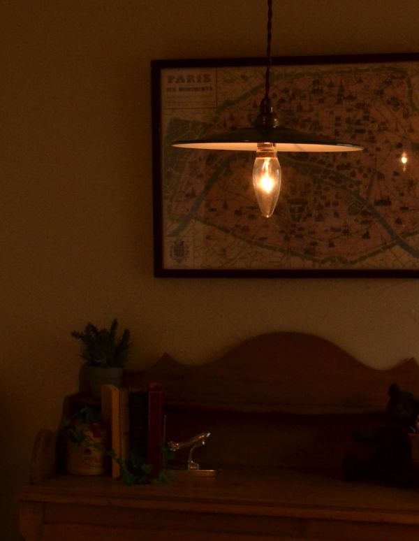 ペンダントライト 照明・ライティング フランスアンティークのエナメルランプシェード(コード・シャンデリア球付き)。テーブルをあたたかい明かりが優しく照らしてくれます。(x-634-z)