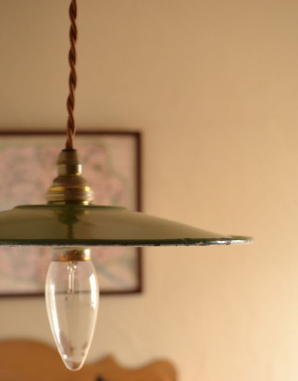 ペンダントライト 照明・ライティング フランスアンティークのエナメルランプシェード(コード・シャンデリア球付き)。シェードは、アンティークのため、色むらがあったり、キズ、汚れが入っている場合もあります。(x-634-z)