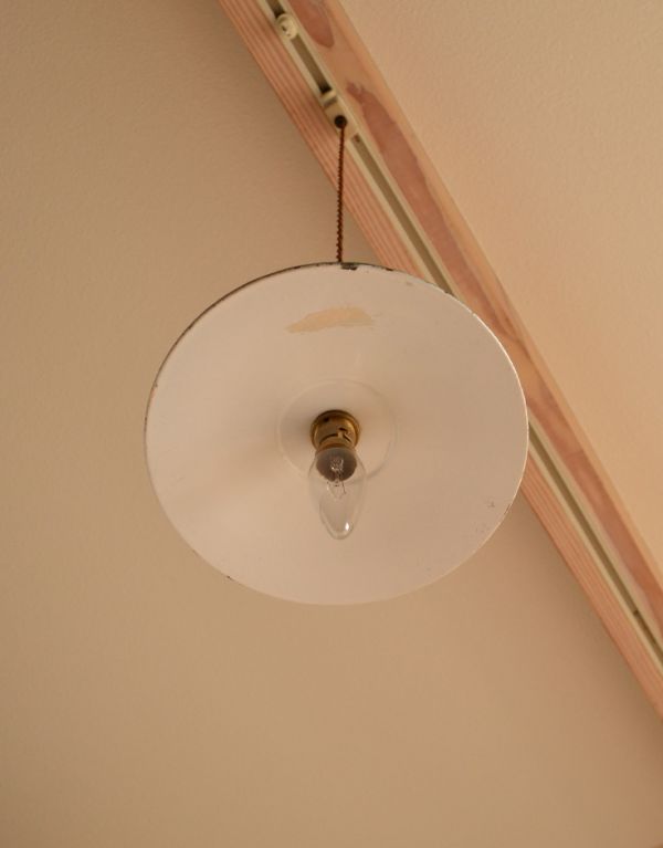 ペンダントライト 照明・ライティング フランスアンティークのエナメルランプシェード(コード・シャンデリア球付き)。下から見るとこんな感じです。(x-634-z)