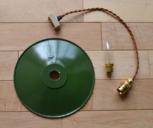 ペンダントライト 照明・ライティング フランスアンティークのエナメルランプシェード(コード・シャンデリア球付き)。シェード、コード、電球1個、を全てセットでお届けするので、届いてすぐに取り付けられます。(x-634-z)