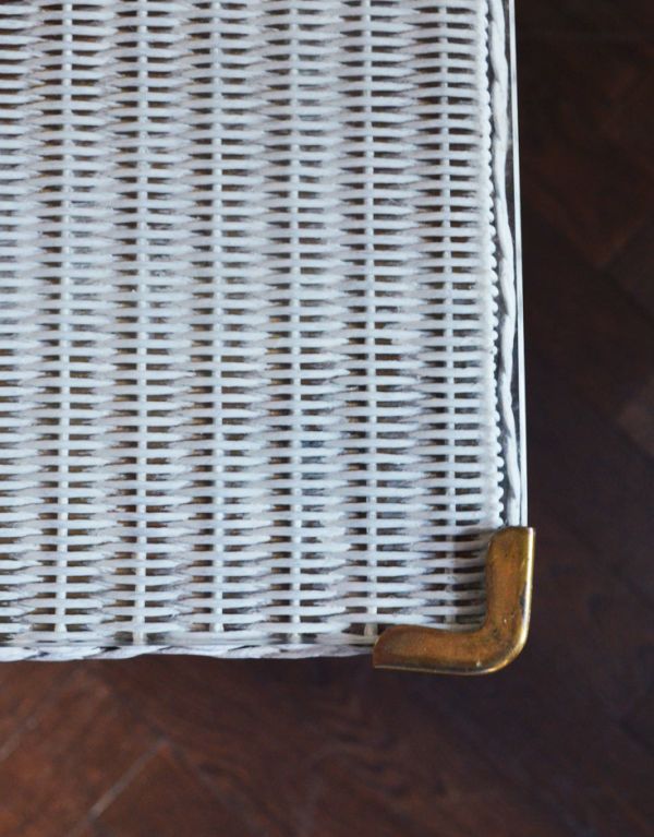 アンティーク家具　イギリスのアンティークペイント家具、ロイドルームサイドテーブル（ホワイト）。天板のガラス板は、しっかりと金具で固定されているので、安定感があります。(x-636-f)