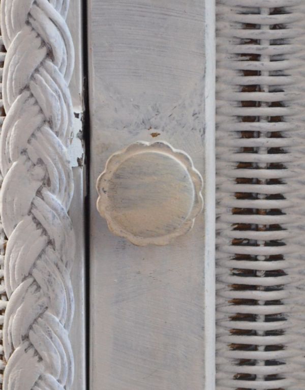 アンティーク家具　イギリスのアンティークペイント家具、ロイドルームサイドテーブル（ホワイト）。扉には、真ん丸で可愛い取っ手がついています。(x-636-f)