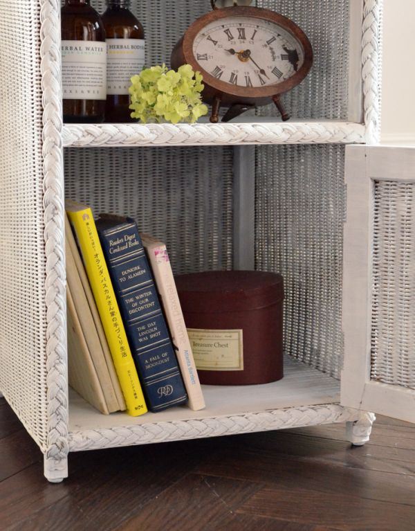 アンティーク家具　イギリスのアンティークペイント家具、ロイドルームサイドテーブル（ホワイト）。下は、扉が隠してくれるから、生活感のあるものをしまっておいても大丈夫。(x-636-f)