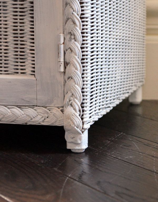 アンティーク家具　イギリスのアンティークペイント家具、ロイドルームサイドテーブル（ホワイト）。可愛らしい小さな脚がしっかりとキャビネットを支えてくれます。(x-636-f)