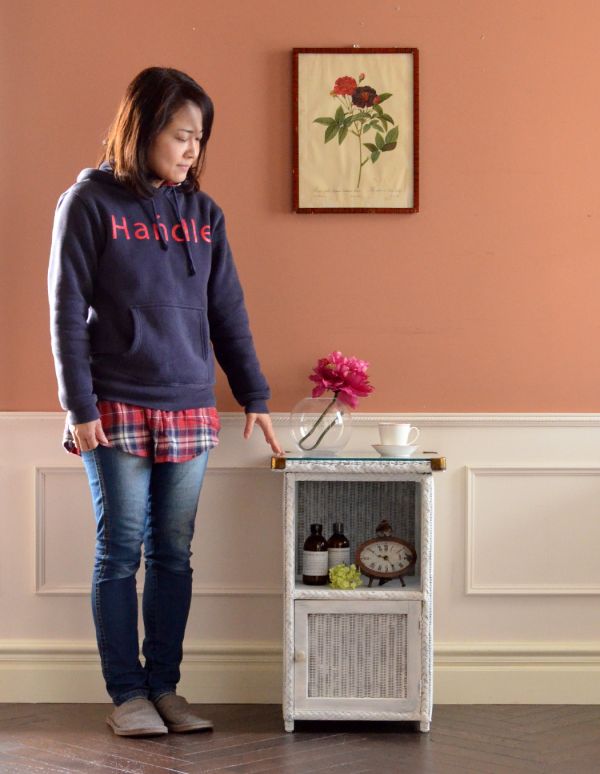 アンティーク家具　イギリスのアンティークペイント家具、ロイドルームサイドテーブル（ホワイト）。場所もとらないので、お部屋の空いたスペースに置いてみて下さい。(x-636-f)